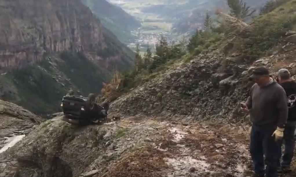 Toyota 4Runner lat ngua ben bo vuc hinh anh