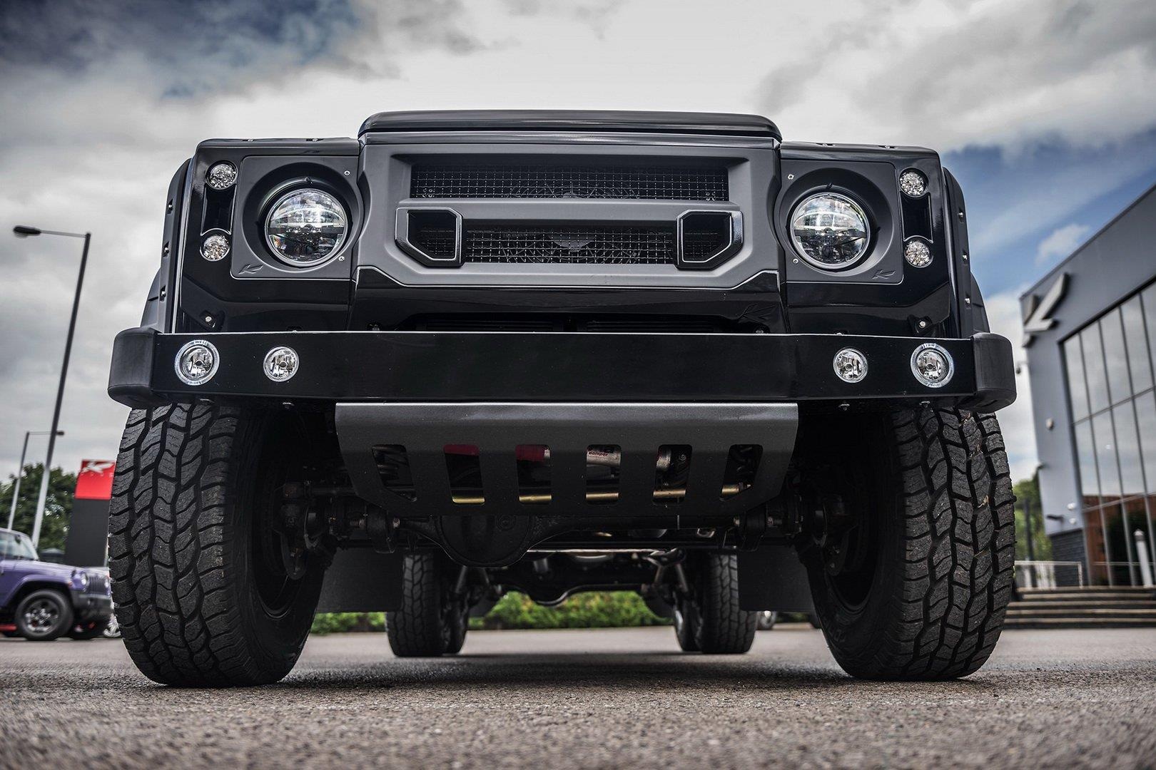 Land Rover Defender Flying Huntsman 6×6 gia 300.000 USD anh 3