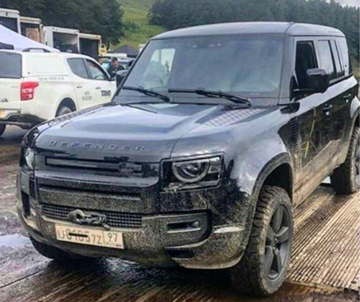 Land Rover Defender 2020 lo dien trong phim James Bond moi hinh anh