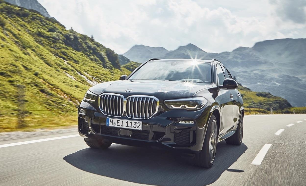 BMW X5 xDrive45e moi 'tang hinh' voi nguoi di bo hinh anh