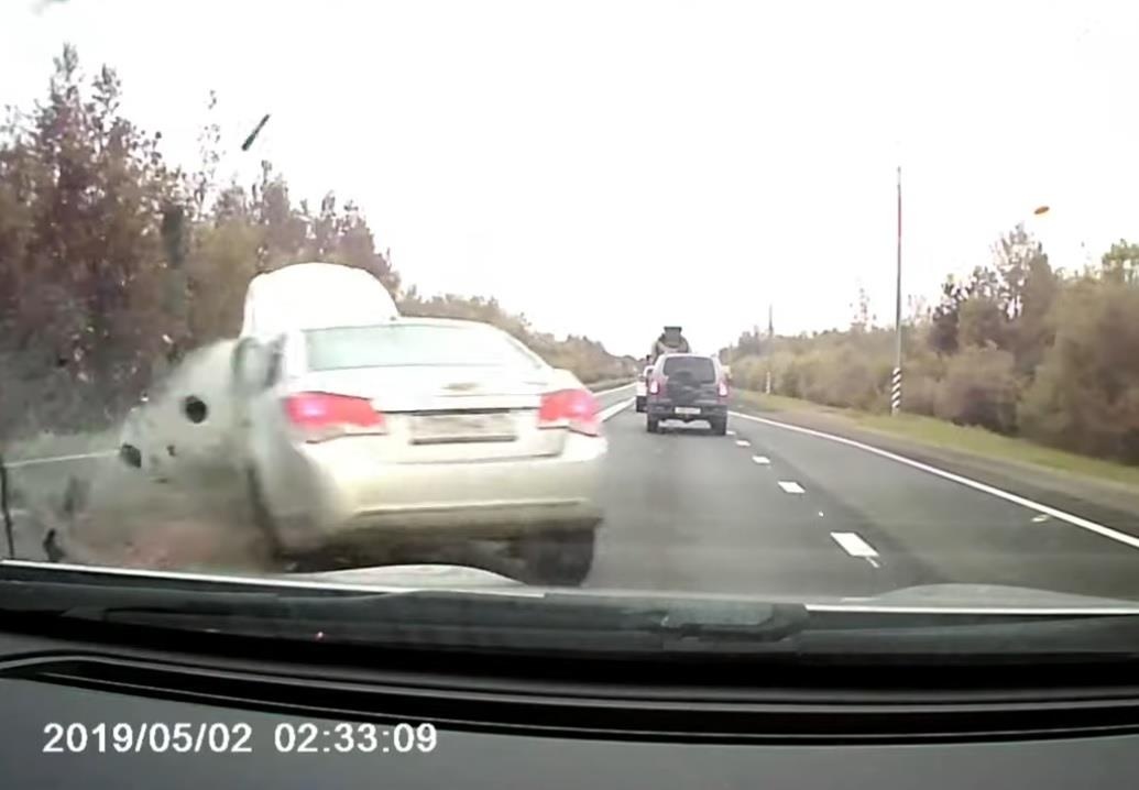 tài xế lấn làn trên cao tốc phải trả giá đắt  ảnh 1 tai xe lan lan tren cao toc phai tra gia dat anh 1