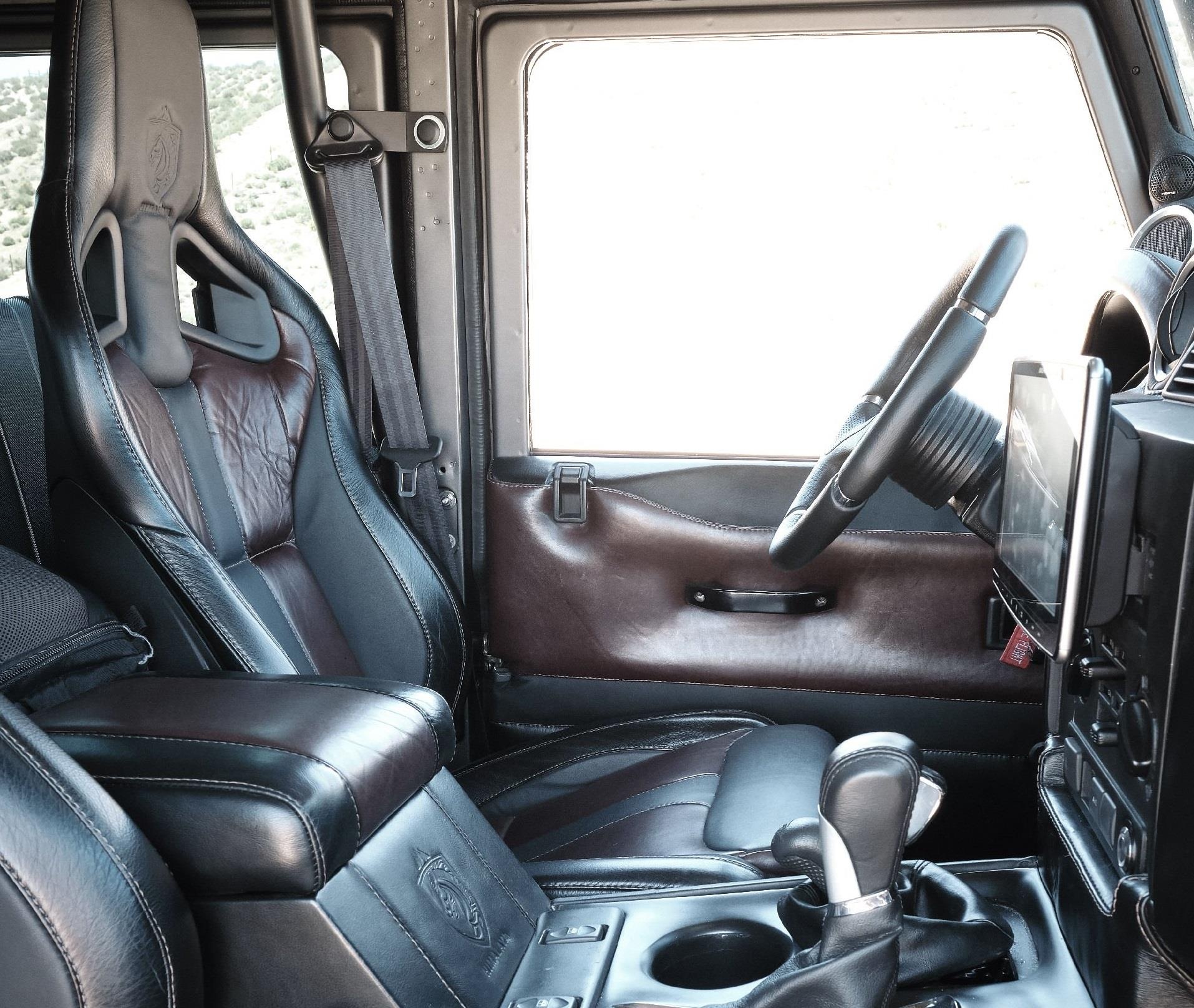 ban do Land Rover Defender an theo James Bond anh 3