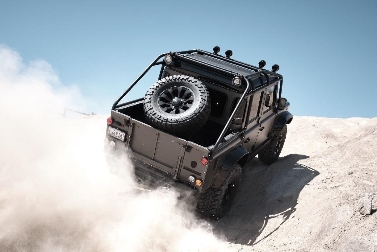 ban do Land Rover Defender an theo James Bond anh 4