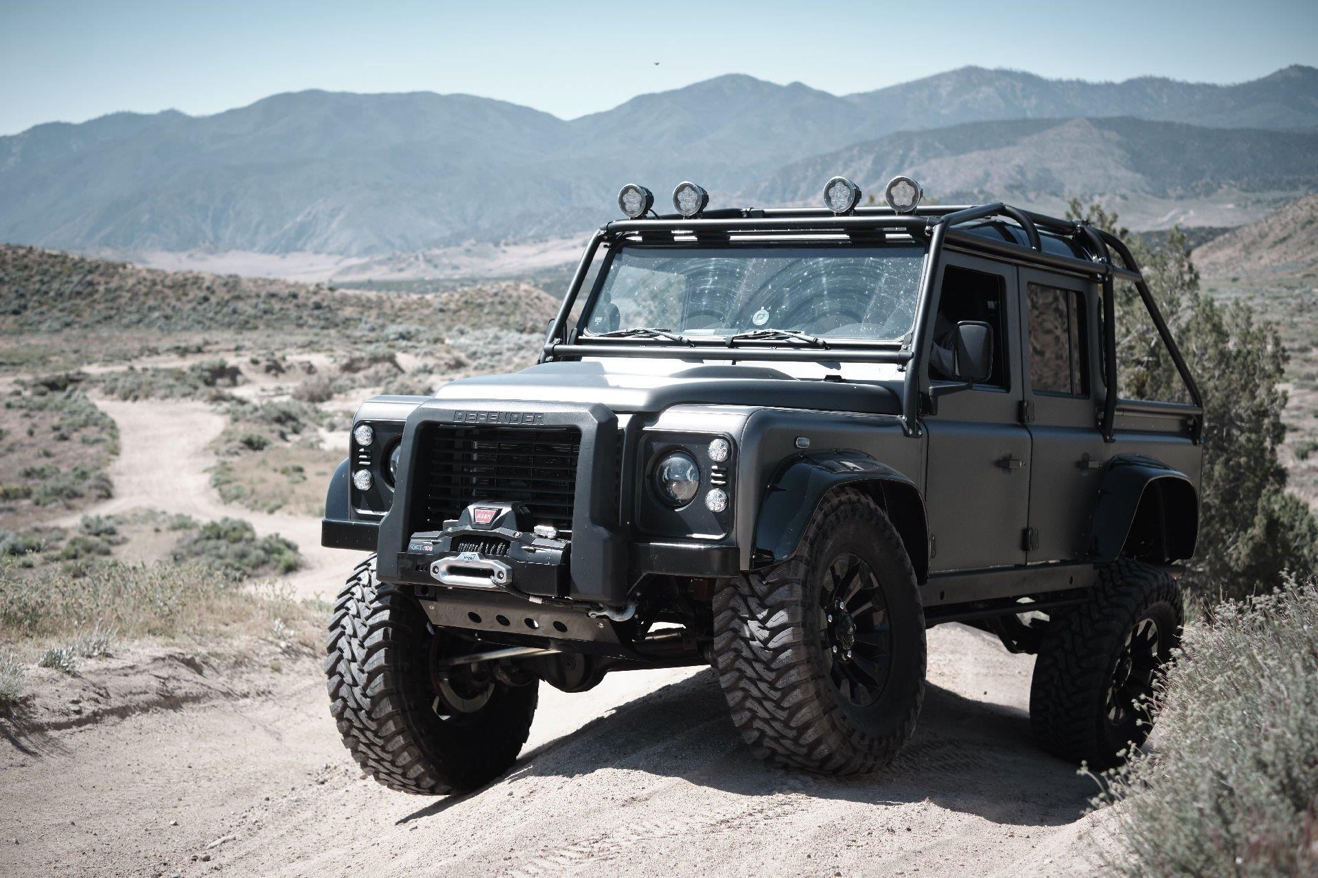 ban do Land Rover Defender an theo James Bond anh 1