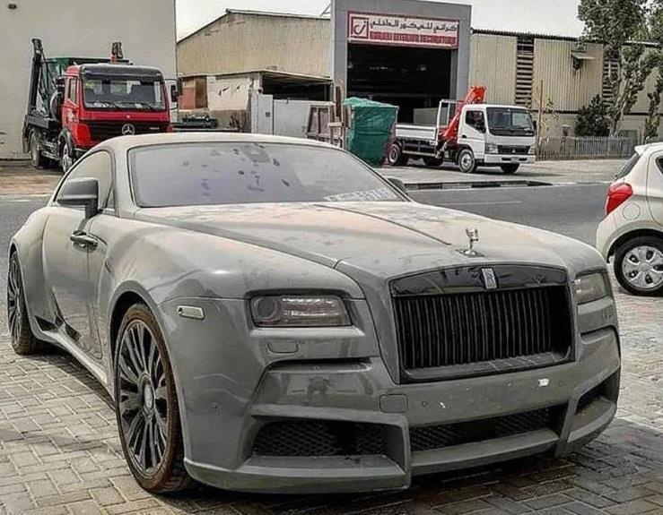 Nhieu xe sang Rolls-Royce bi bo hoang tai Dubai giau co hinh anh