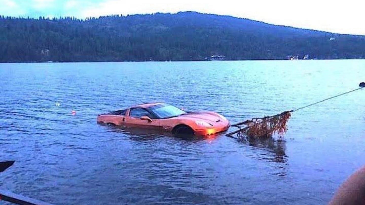 trom xe roi day xuong ho anh 1