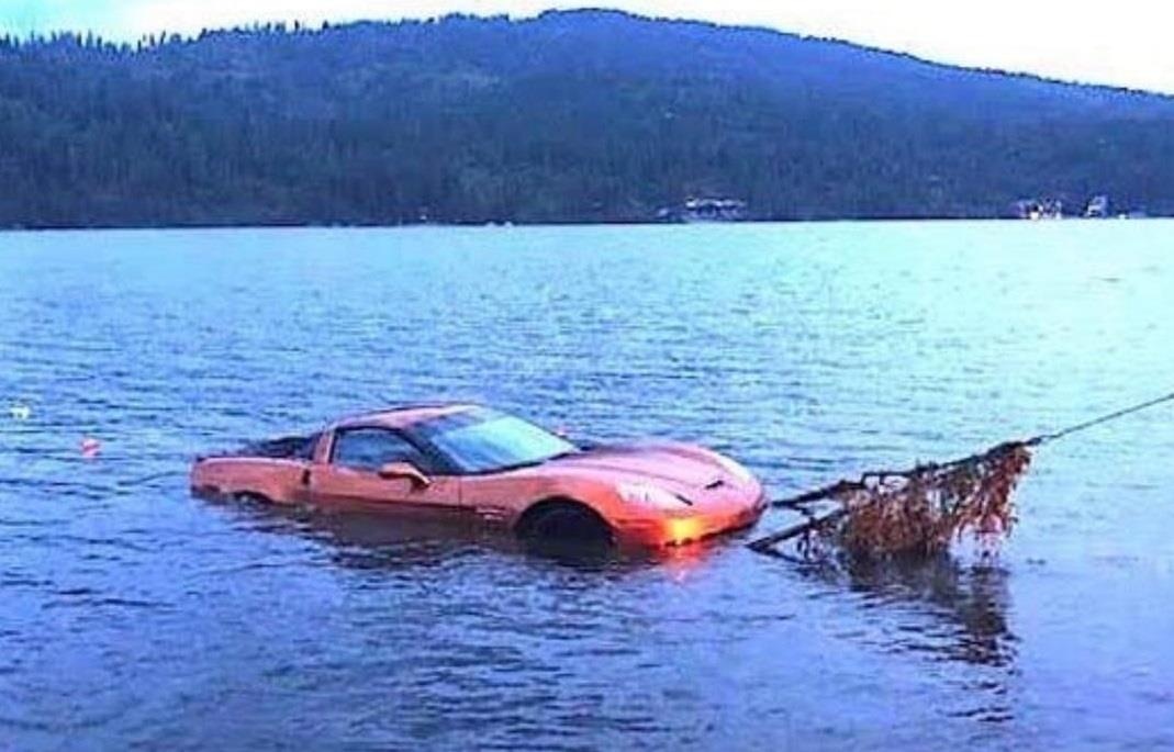 Chu xe khoc rong khi thay xe minh duoi day ho hinh anh