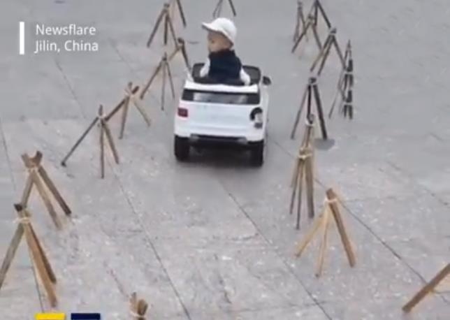 Cau be 4 tuoi da lai xe dieu nghe khien nguoi lon phai tram tro hinh anh