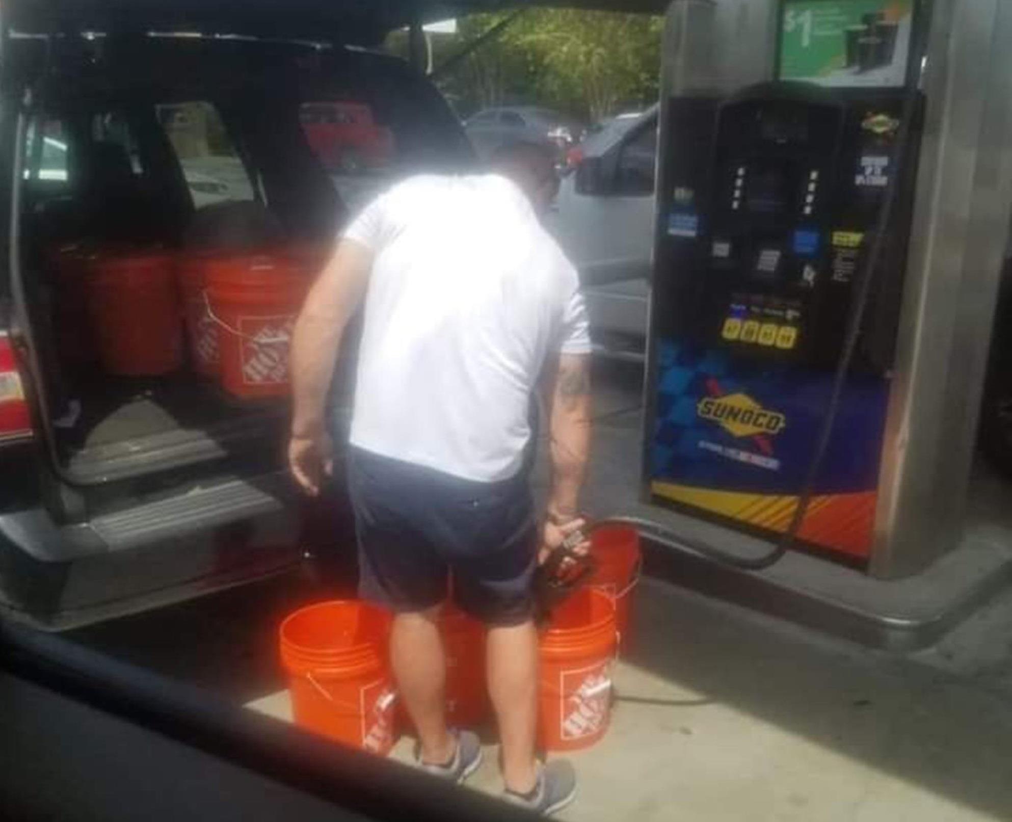 dân Mỹ đổ xăng vào xô nhựa ảnh 1 dan My do xang vao xo nhua anh 1