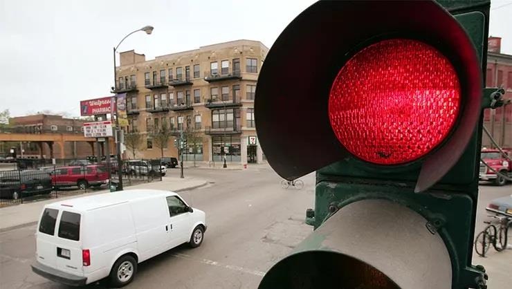 Cac nuoc phat tien ra sao voi hanh vi vuot den do? hinh anh