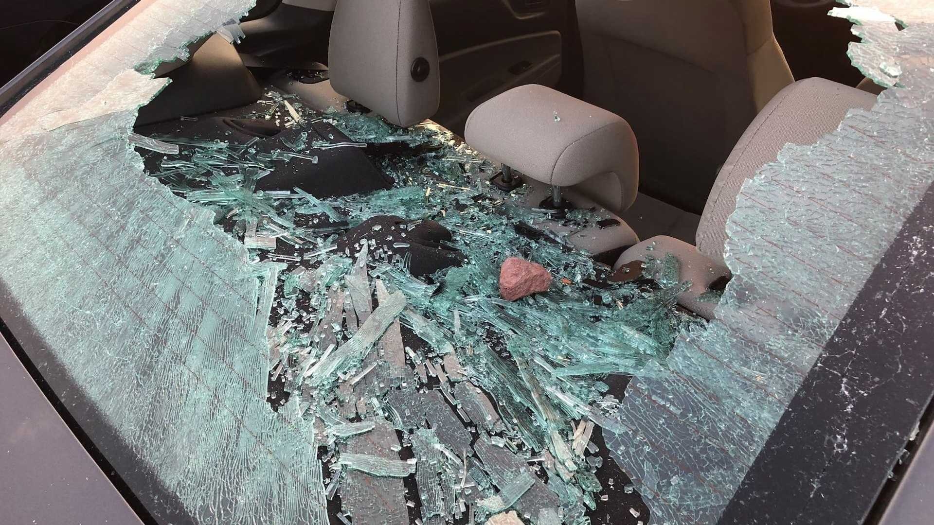 Nguoi dan ong bi bat vi dap pha cua kinh 20 oto hinh anh