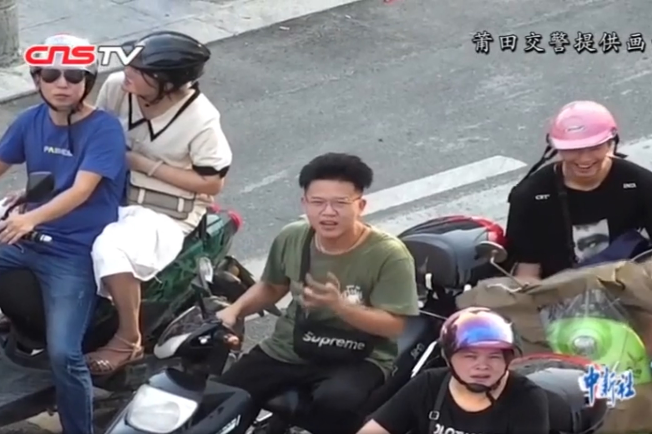 Trung Quoc dung flycam 'bac loa' nhac nho nguoi vi pham giao thong hinh anh