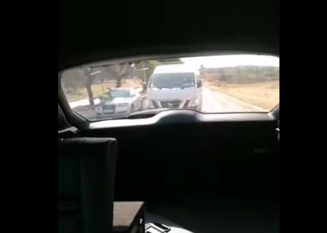 cảnh sát bám vào nắp capô Audi A6 chạy trốn ảnh 1 canh sat bam vao nap capo Audi A6 chay tron anh 1