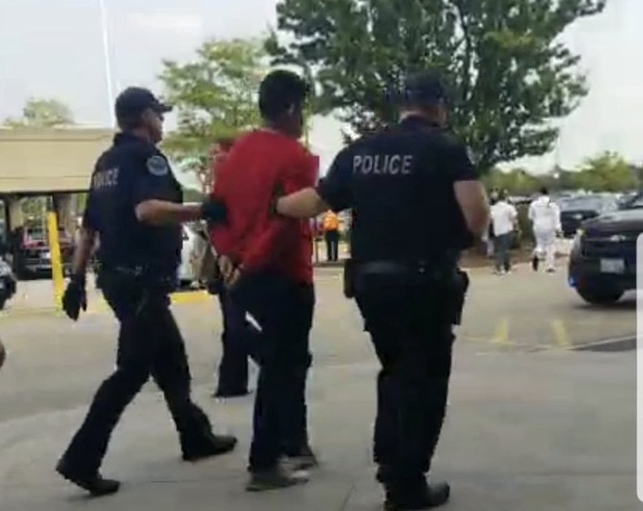 ôtô đâm loạn xạ bên trong trung tâm mua sắm ảnh 4 oto dam loan xa ben trong trung tam mua sam anh 4