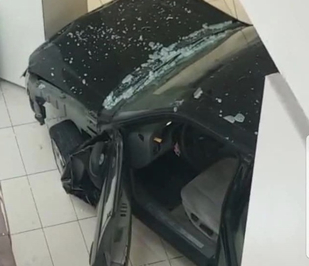 ôtô đâm loạn xạ bên trong trung tâm mua sắm ảnh 5 oto dam loan xa ben trong trung tam mua sam anh 5