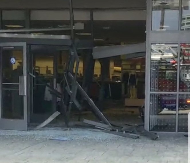 ôtô đâm loạn xạ bên trong trung tâm mua sắm ảnh 1 oto dam loan xa ben trong trung tam mua sam anh 1