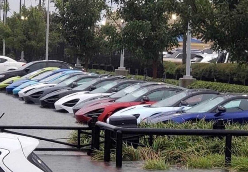 Dan sieu xe McLaren ngap trong nuoc lu hinh anh