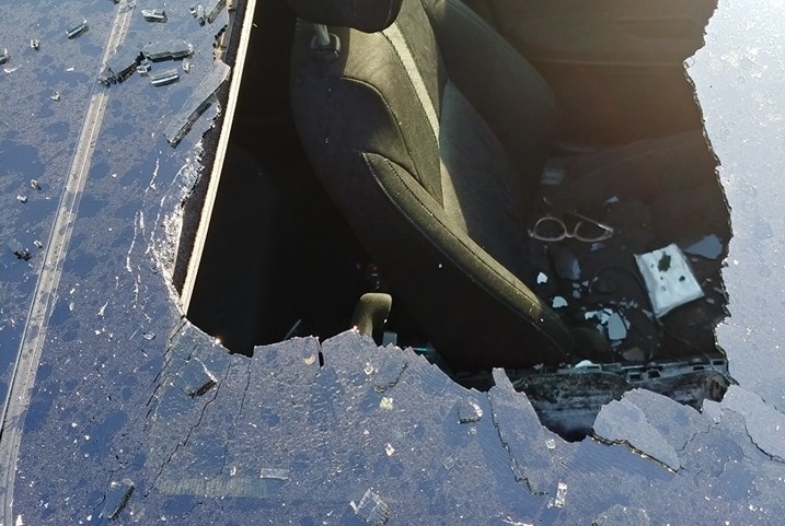 Phoi Honda Civic duoi nang, chai dau goi phat no pha tan cua so troi hinh anh