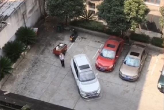 Tai xe moi lui oto 15 lan khong vao noi cho do hinh anh