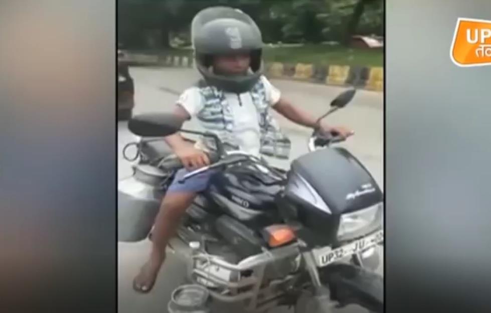 Be trai 8 tuoi lai xe phan khoi lon hinh anh