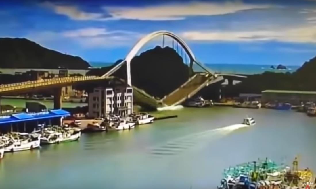 Xe bon chay qua lam sap cau hinh anh