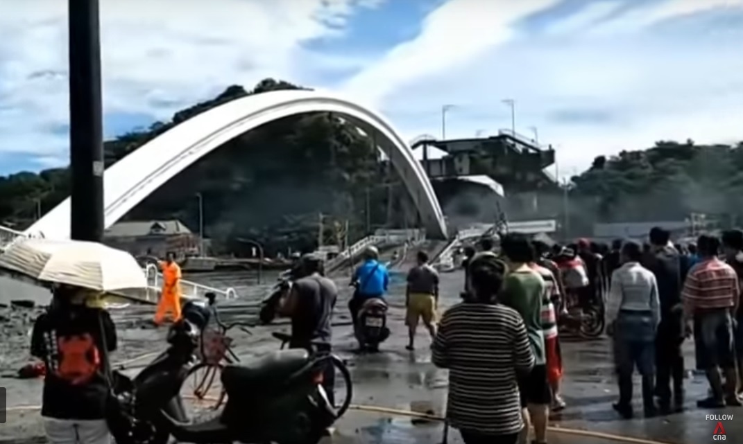 xe bon chay qua khien cau do sap anh 1