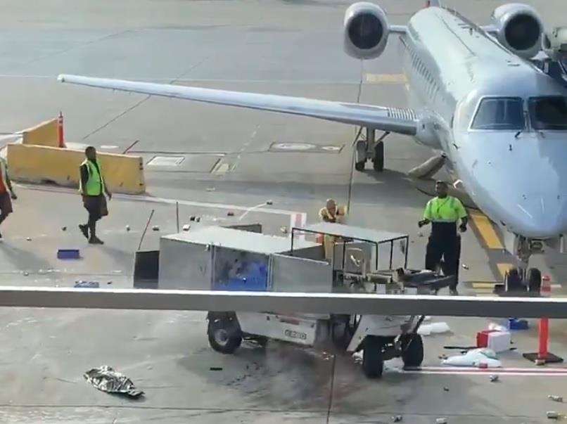 Xe dien suyt dam thung may bay hinh anh