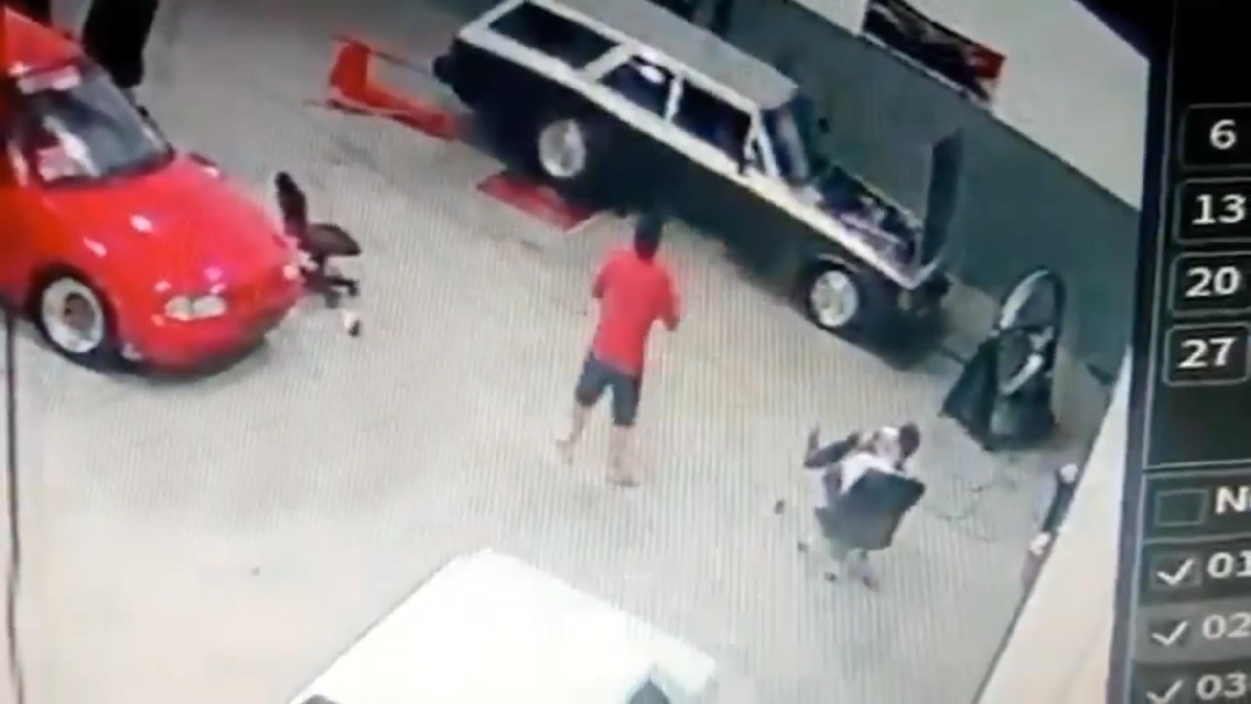 Tho sua oto thiet mang vi bi phu tung vang vao nguoi hinh anh