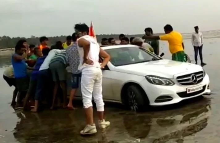 Day giup xe Mercedes roi doi cong 1.000 USD hinh anh