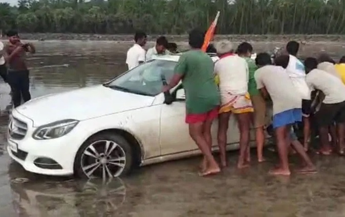 Day xe Mercedes mac ket tren bo bien, chat chem chu xe 1.000 USD hinh anh