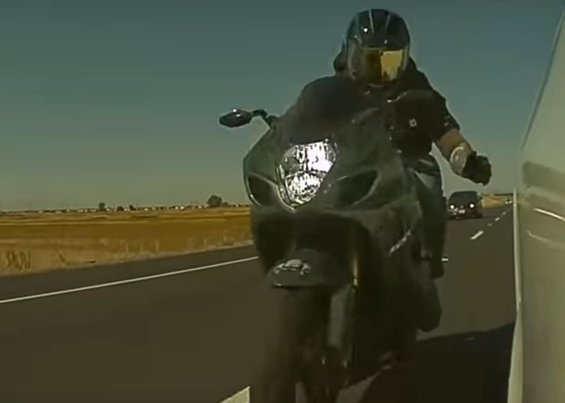 Thanh nien di xe PKL dap guong oto hinh anh