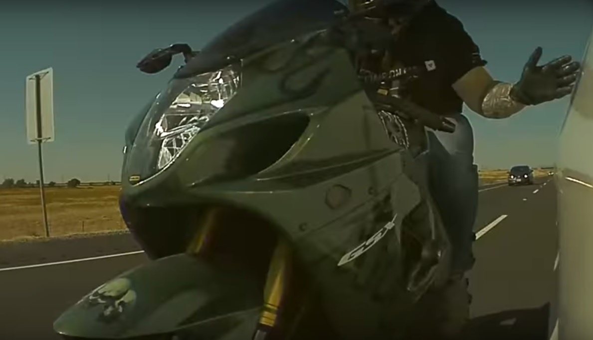 thanh nien di moto do chieu ban voi tai xe oto anh 1