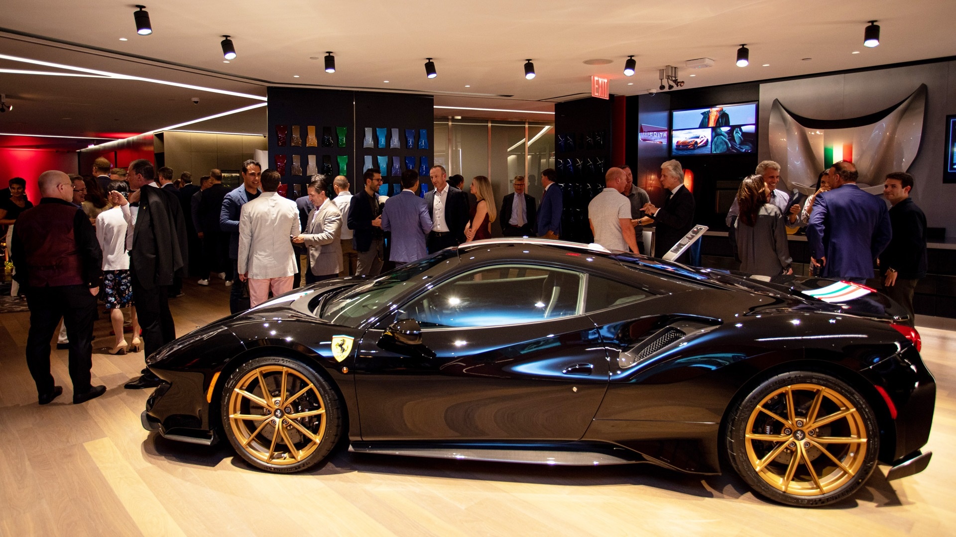 Ca nhan hoa sieu xe Ferrari - chang phai cu co tien la duoc hinh anh