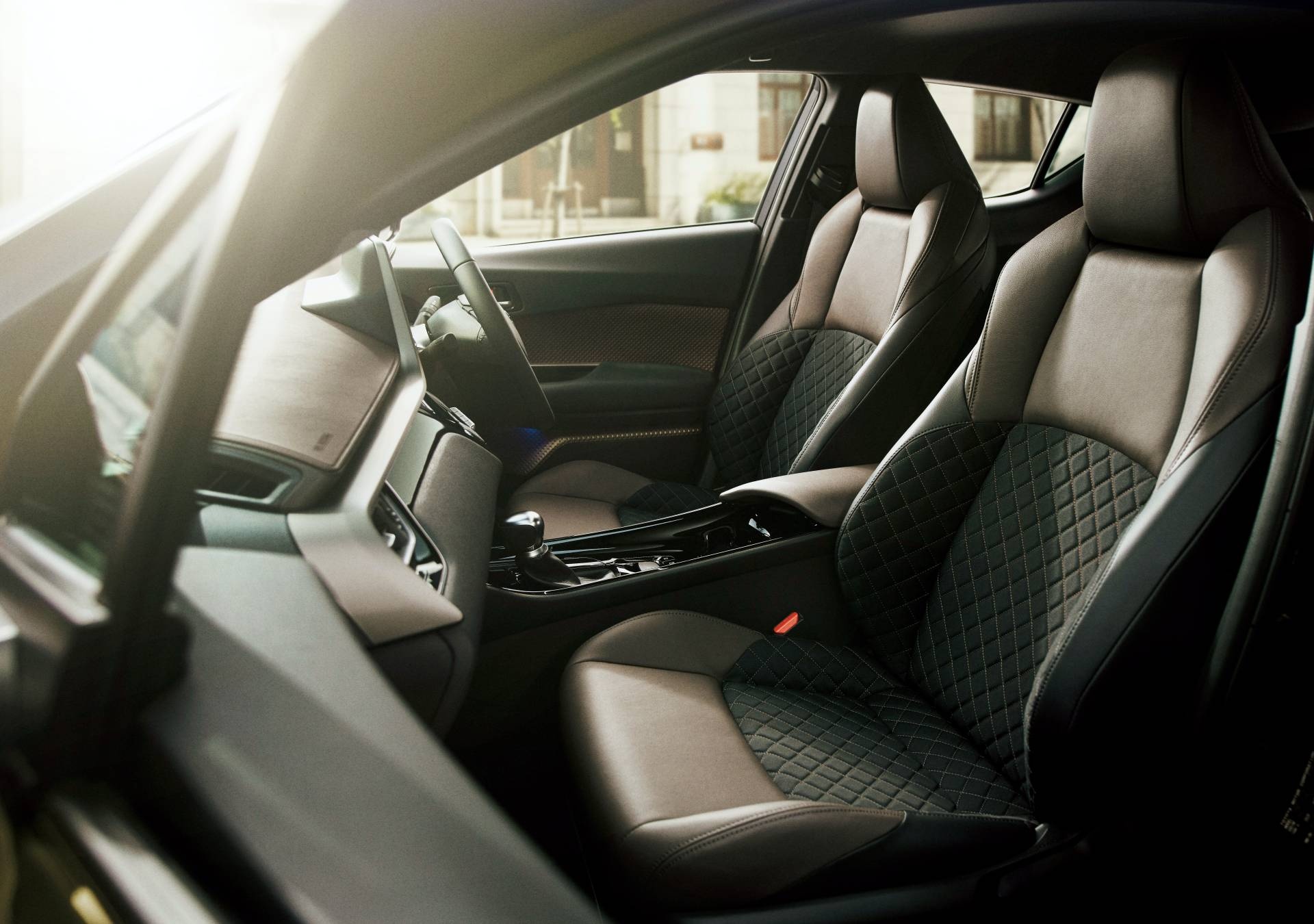 Toyota C-HR 2020 tai Nhat Ban anh 5