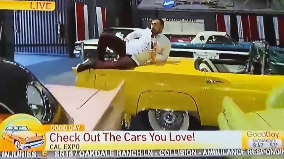 phóng viên nhảy lên nắp capô xe khoe dáng ảnh 1 phong vien nhay len nap capo xe khoe dang anh 1