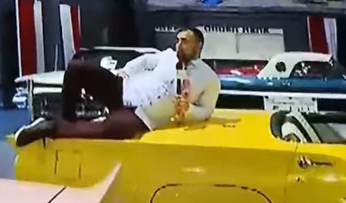 Phong vien nhay len xe khoe dang tai trien lam hinh anh