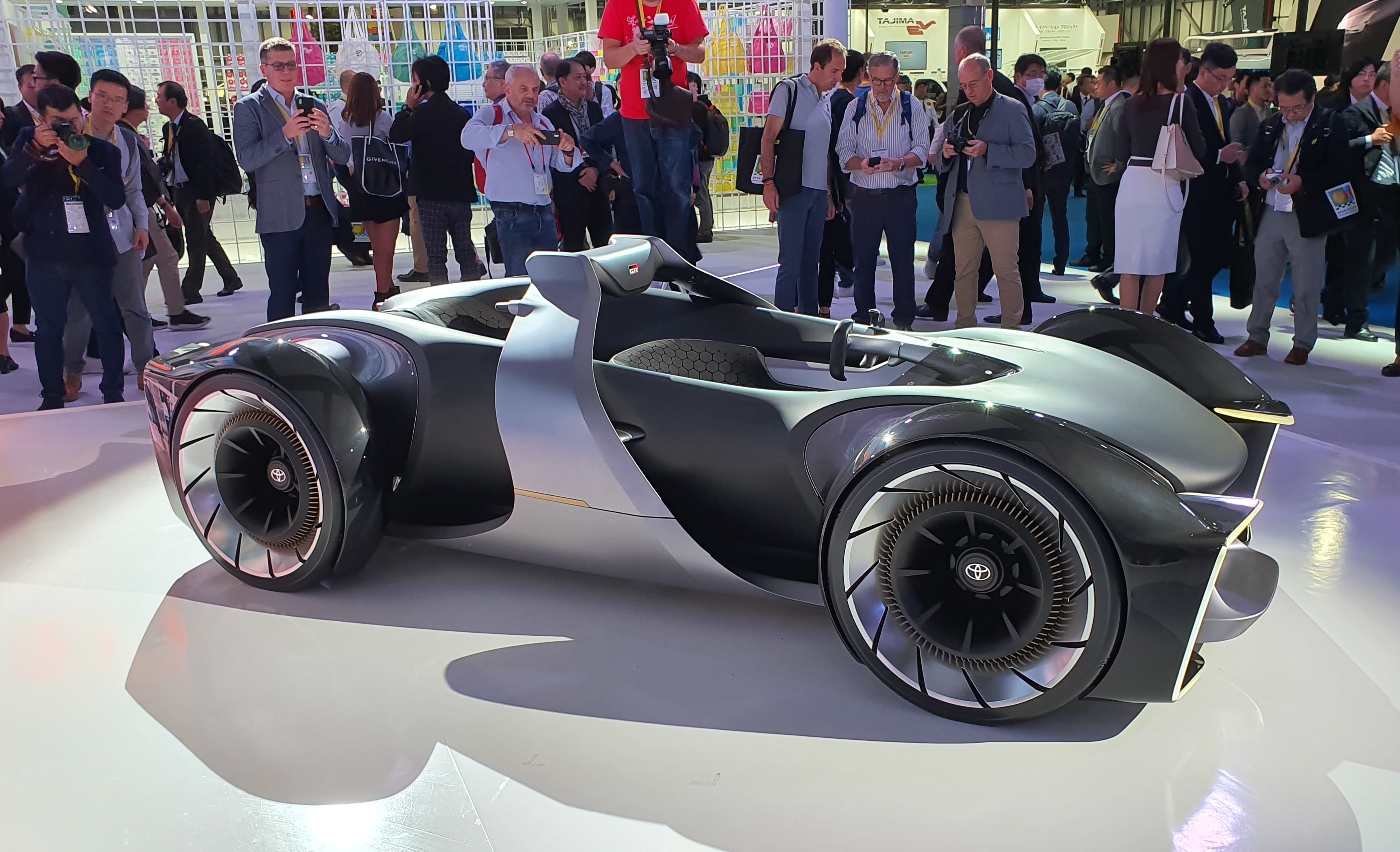 Toyota gioi thieu concept xe the thao tuong lai e-Racer hinh anh