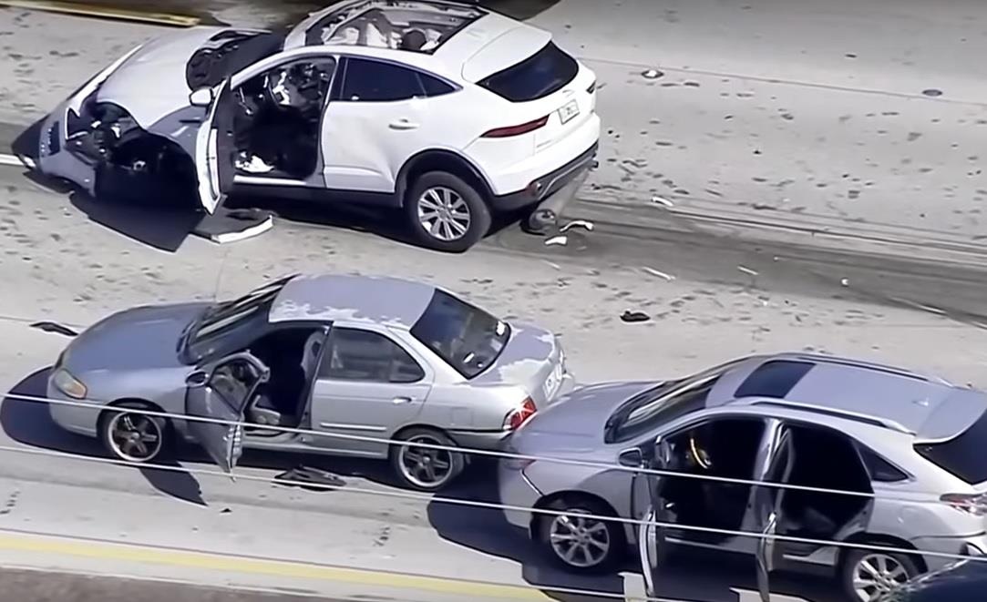 Xe Mercedes phong toc do cao gay tai nan nghiem trong hinh anh