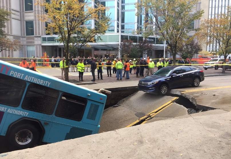 Mat duong bat ngo sup xuong tao ho tu than, nuot ca xe buyt hinh anh