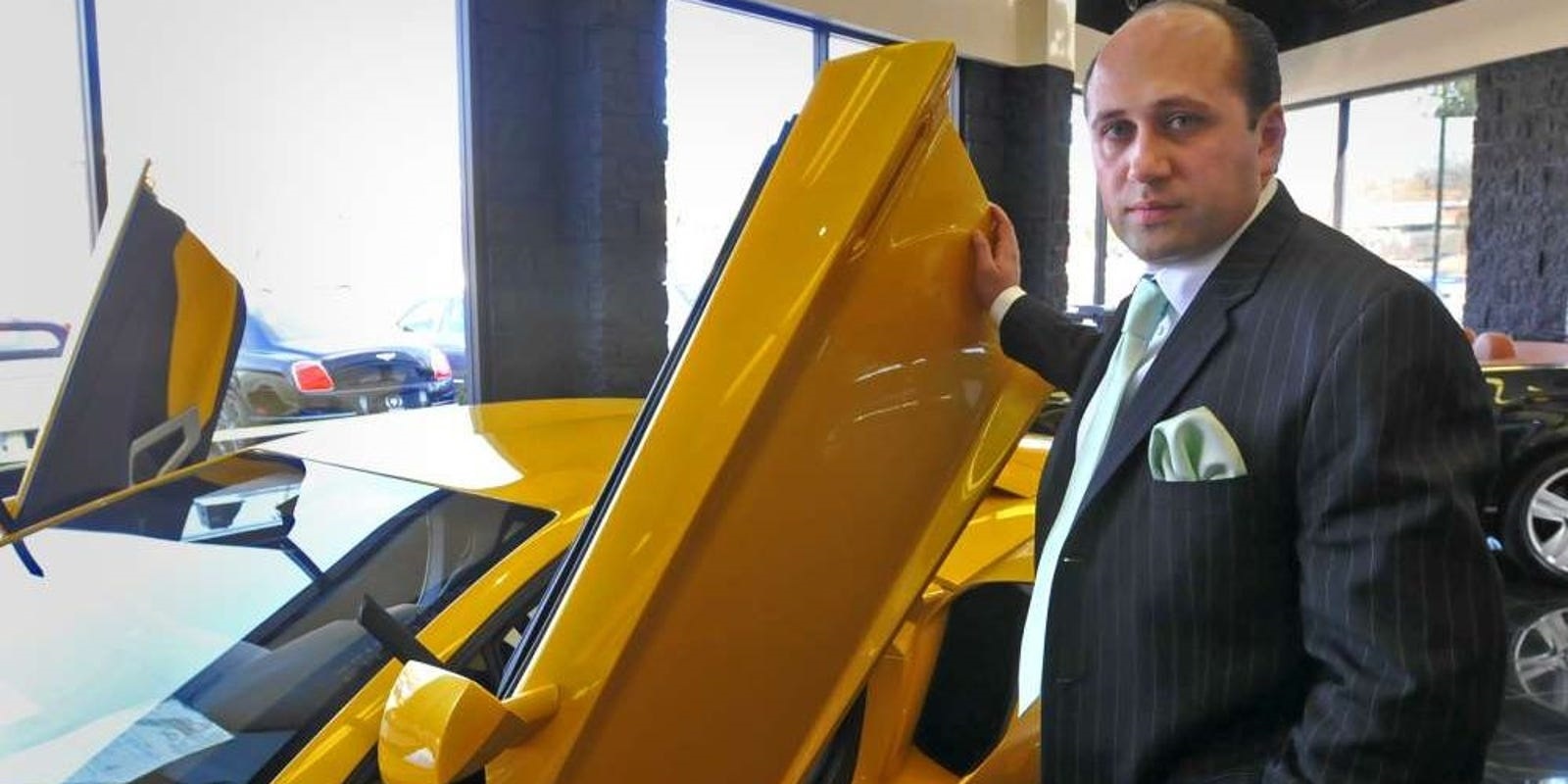 Lua ban oto cho khach, chu dai ly xe bi FBI truy na gat gao hinh anh