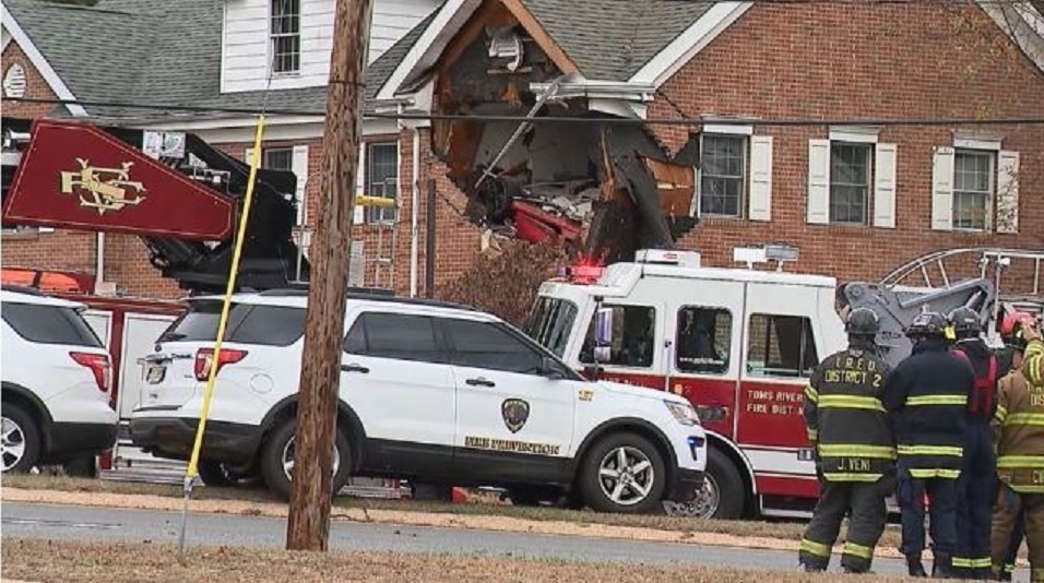 Porsche đâm thủng tầng 2 tòa nhà ảnh 1 Porsche dam thung tang 2 toa nha anh 1