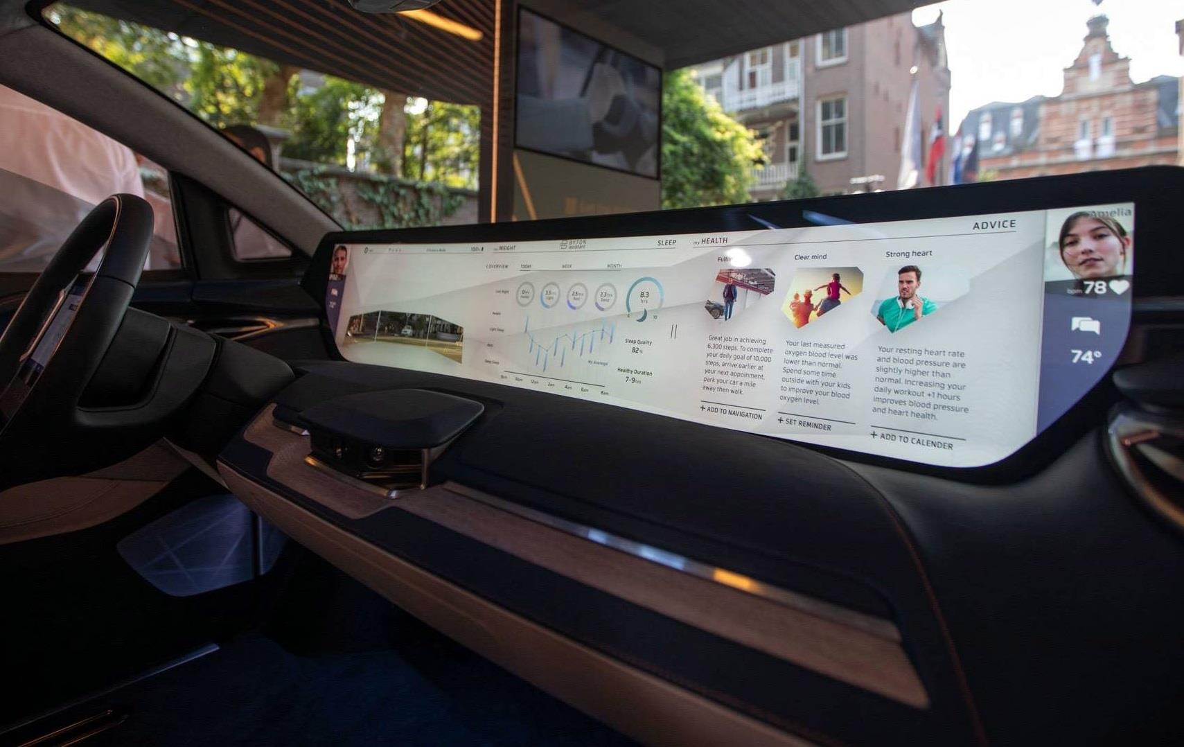 Khong phai suc manh, man hinh la cuoc chien nong nhat cua cac hang oto hinh anh