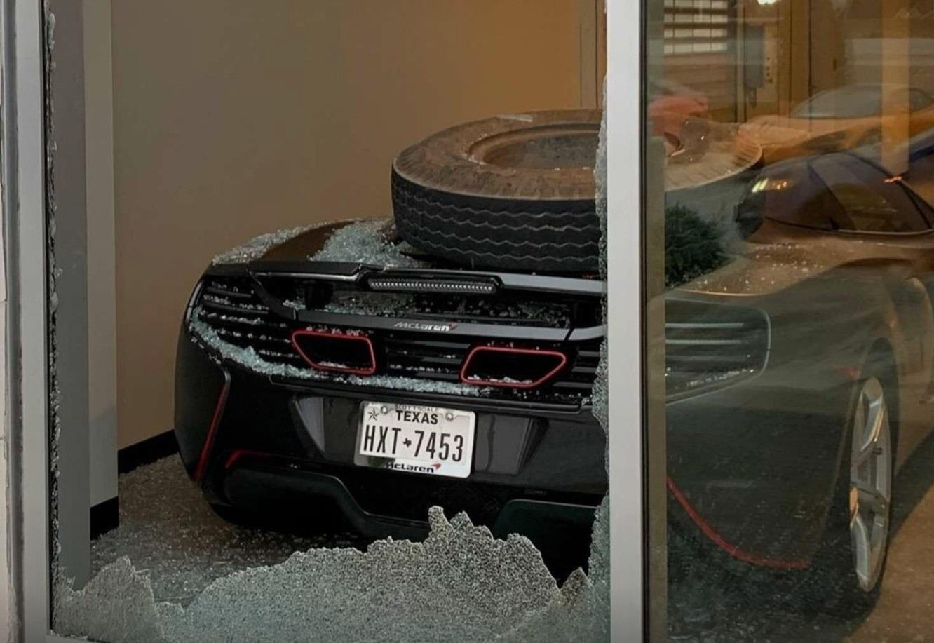 Lop container bay xuyen cua kinh, pha huy sieu xe McLaren hinh anh