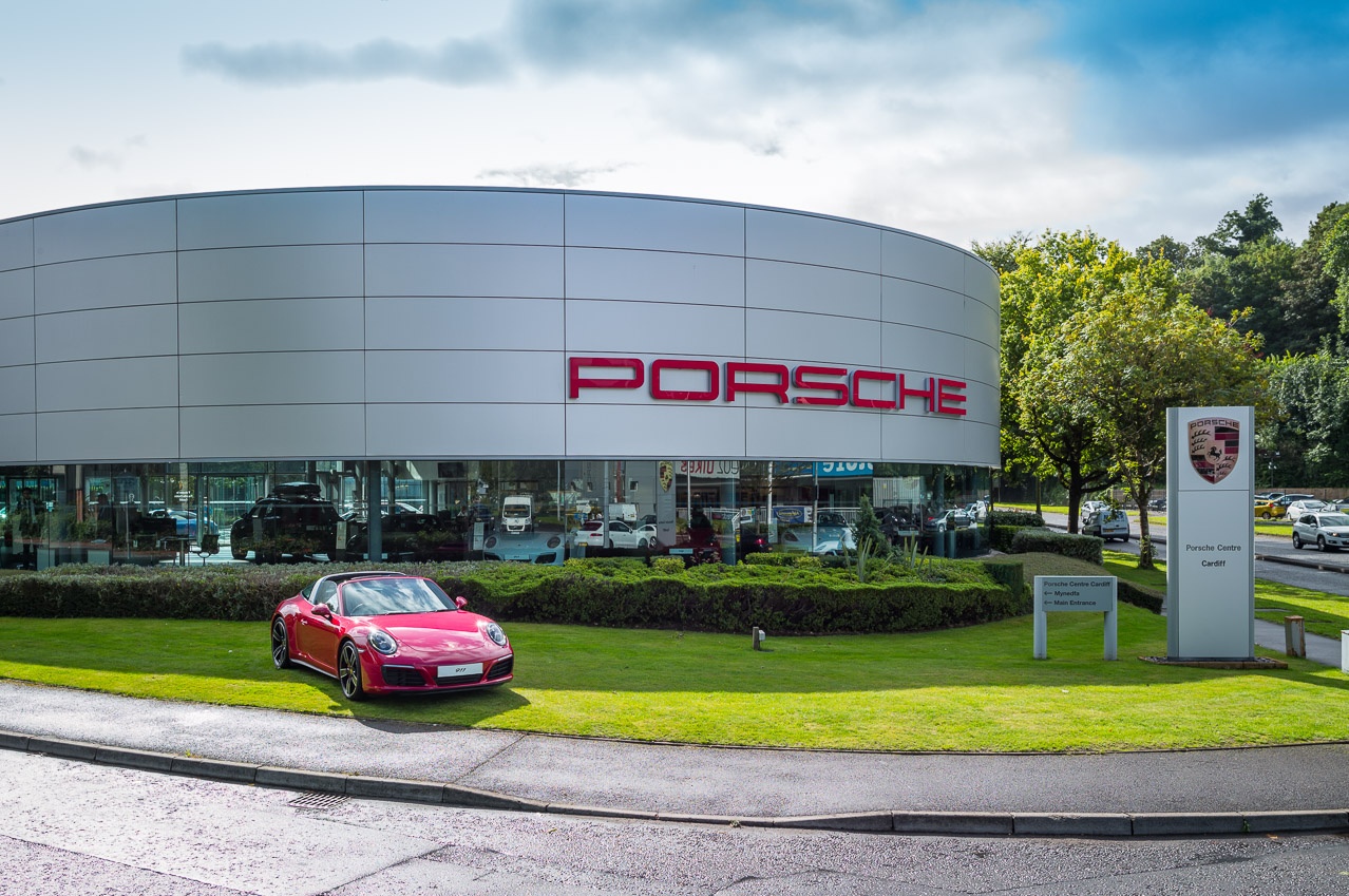 sieu xe moi Porsche 911 GT2 RS gap nan anh 2