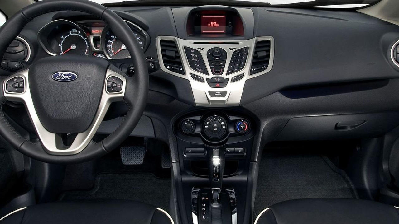 nhan vien to Ford co tinh ban xe loi hop so anh 1