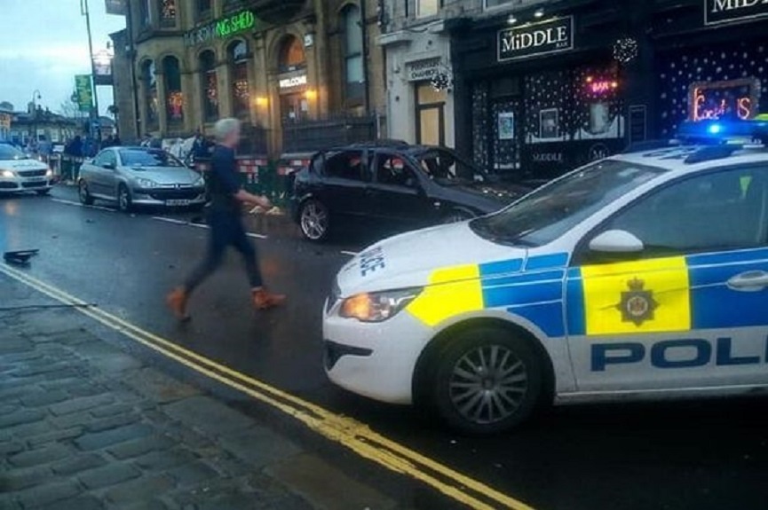 hut thuoc trong cabin khien oto phat no anh 2