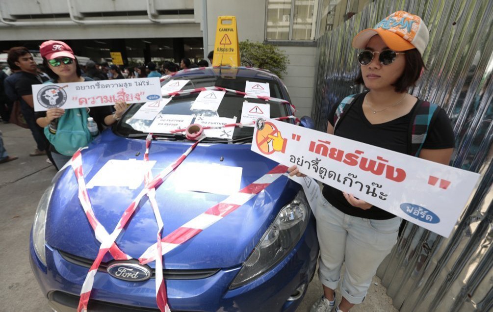 nhan vien to Ford co tinh ban xe loi hop so anh 2