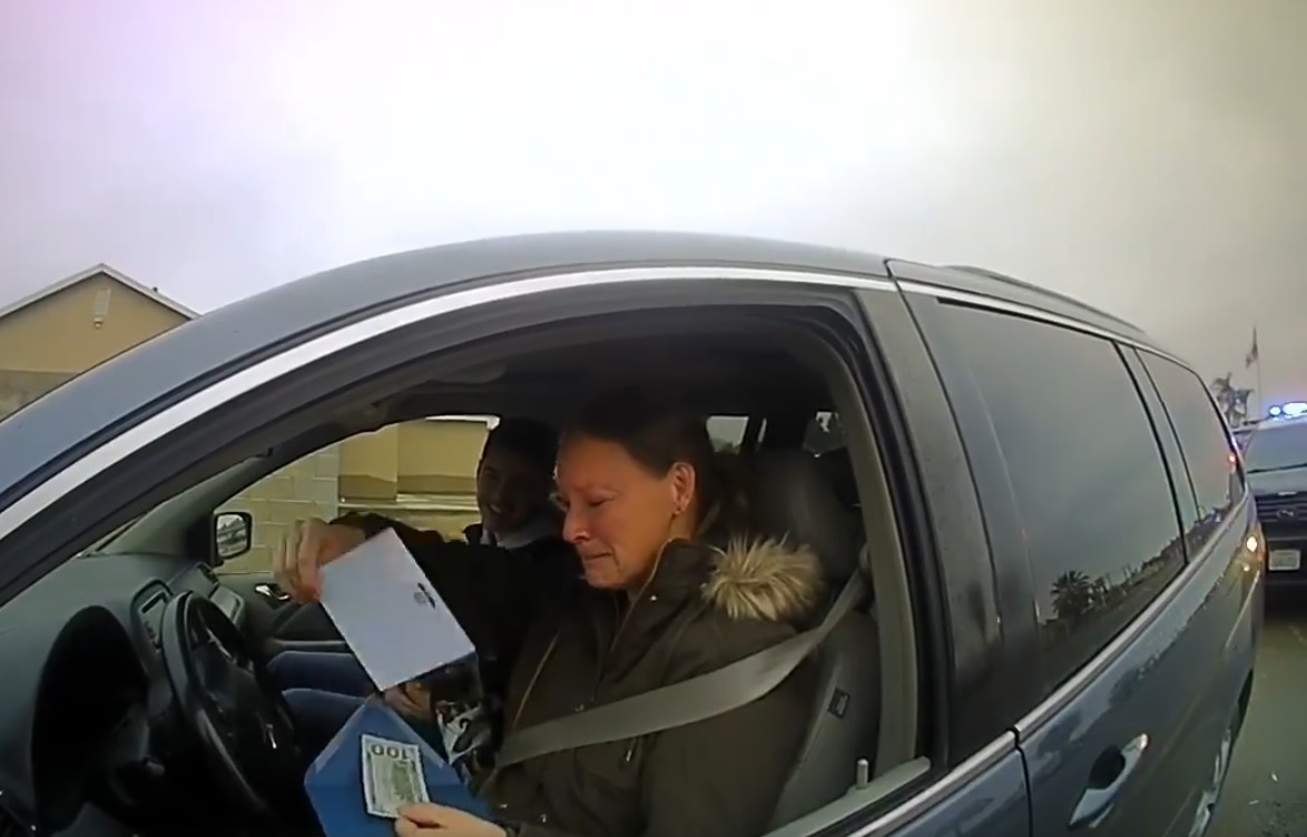 Canh sat thuong tien cho nguoi vi pham giao thong hinh anh