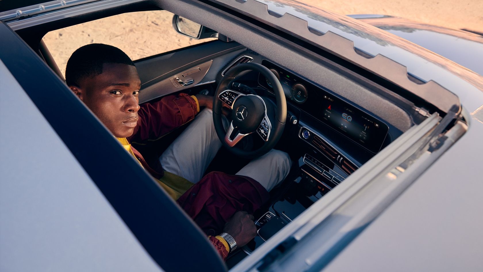 Xe Mercedes co nguy co bung cua so troi hinh anh