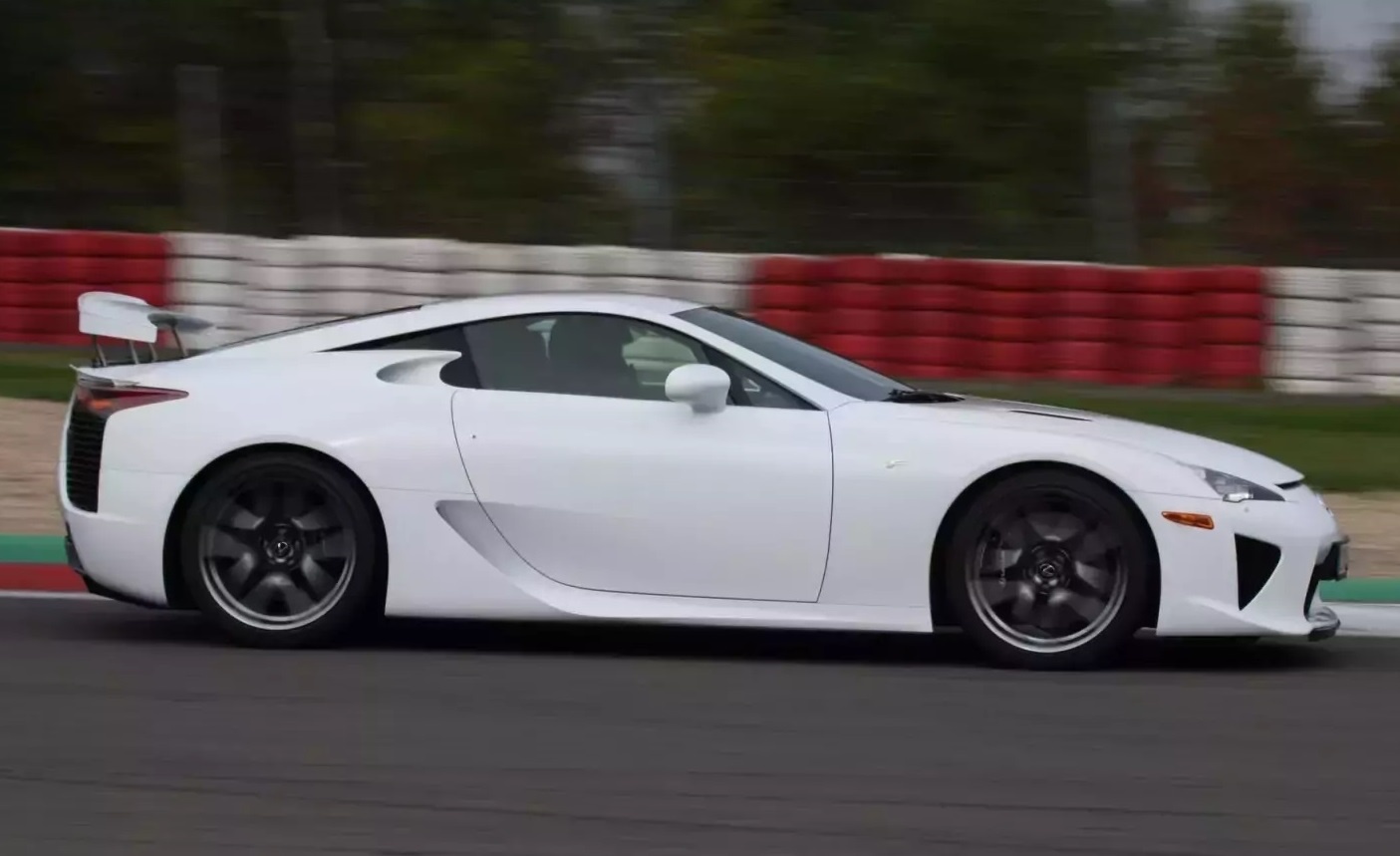 Lexus van ban xe khong con san xuat 8 nam anh 2